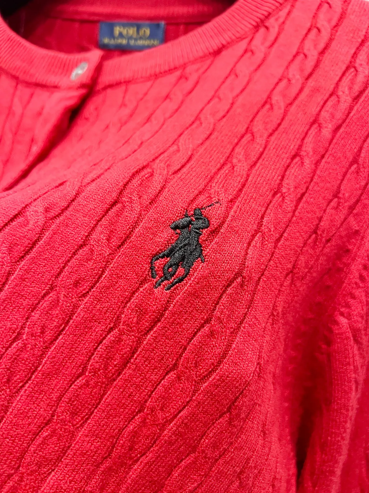 P180 Style number: (Q059) Ralph Lauren classic round neck solid color pony embroidered logo knitted cardigan long sleeves Ralph Lauren classic basic versatile twist knitted cardigan long sleeves Main supply platform live broadcast Wholesale entities Replenish when out of stock Not removed from the shelves Quality 1:1 version Complete three labels Correct version of pony logo Imported quality cotton yarn Focus on high-end Cost-effective Good quality Needless to say Zhao Lusi's same style is really amazing. It's so sweet. I'm so pretty. This cardigan is really good-looking. The upper body is simple and easy to wear. It's a must-have for goddess ootd. Good-looking clothes are never picky. A must-have in the wardrobe of goddesses. Size: S-XL. Color: black, apricot, gray, navy blue, red, white.